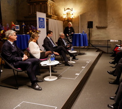 Don Felipe durante la presentación por parte de la presidenta del Instituto de Tecnología KTH, de las actividades que realiza el centro