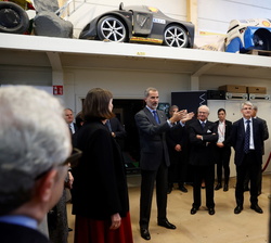 Su Majestad el Rey conversa con los científicos y personal del taller laboratorio del Instituto de Tecnología (KTH)