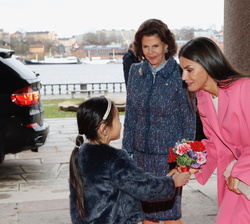 Su Majestad la Reina a su llegada al Ayuntamiento de Estocolmo recibe un ramo de flores