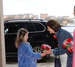 Su Majestad la Reina de Suecia en presencia de Doña Letizia, a su llegada al Ayuntamiento de Estocolmo, recibe un ramo de flores
