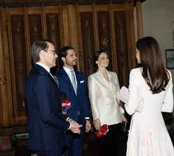 Don Felipe y Doña Letizia conversan con Sus Altezas Reales la Princesa Heredera Victoria, el Príncipe Daniel, el Príncipe Carl Philip y la Princesa So