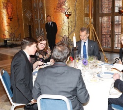 Su Majestad el Rey en la mesa del almuerzo junto a Su Majestad el Rey de Suecia e invitados