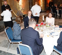 Su Majestad la Reina y Su Majestad la Reina de Suecia durante el almuerzo