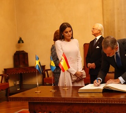 El Rey firma en el libro de honor
