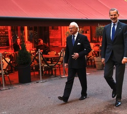 Su Majestad el Rey junto a Su Majestad el de Suecia se dirigen a pie a la Real Academia Sueca de Ciencias de la Ingeniería
