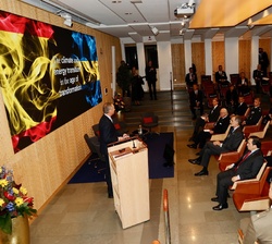 El Rey en el Auditorio Wallenberg de la Real Academia Sueca de Ciencias de la Ingeniería