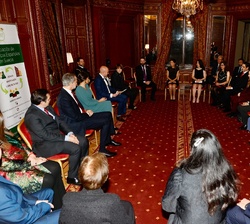 Sus Majestades los Reyes en el encuentro con la Asociación de Científicos españoles en Suecia