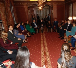 Don Felipe y Doña Letizia durante el encuentro con la Asociación de Científicos españoles en Suecia
