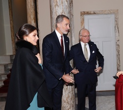 Sus Majestades los Reyes conversan con Sus Majestades los Reyes de Suecia tras su llegada a la Residencia de la Embajada de España