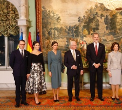 Sus Majestades los Reyes junto a Sus Majestades los Reyes de Suecia y a los miembros de la Familia Real de Suecia