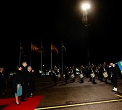 Sus Majestades los Reyes y Sus Majestades los Reyes de Suecia durante la interpretación de los himnos nacionales español y sueco