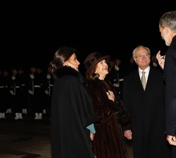 Los Reyes y los Reyes de Suecia conversan momentos antes de subir al avión real