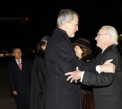 Los Reyes y los Reyes de Suecia se despiden cariñosamente tras el viaje de Estado