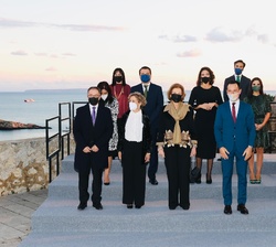 Fotografía de grupo con las autoridades asistentes al acto