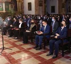 Su Majestad la Reina Doña Sofía en la primera fila de asientos de la Iglesia de Santo Domingo de Ibiza en un momento del concierto