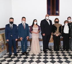 Su Majestad la Reina Doña Sofía acompañada de los artistas y de las autoridades asistentes al acto