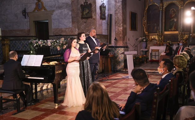 Los artistas en un momento de la interpretación de una de las piezas del programa del concierto