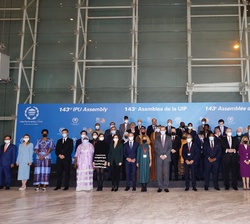 Fotografía de Grupo de las autoridades asistentes junto a Su Majestad el Rey en el acto de inauguración de la 143 Asamblea de la Unión Interparlamenta
