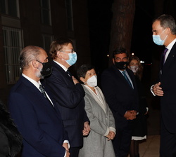 Don Felipe recibe el saludo de la delegada del Gobierno en Cataluña, del presidente de la Generalitat de Valenciana y del presidente de Aragón