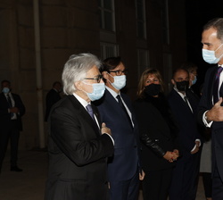 Su Majestad el Rey recibe el saludo del presidente de Foment del Treball Nacional, Josep Sánchez i Llibre