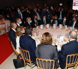 Su Majestad el Rey acompañado por las autoridades en la mesa presidencial