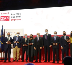 Fotografía de grupo de Su Majestad el Rey con los galardonados con los Premios Carles Ferrer Salat