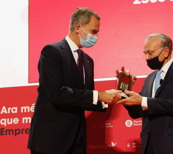 Su Majestad el Rey entrega la Medalla de Honor Conmemorativa del 250º aniversario del Foment de Treball Nacional a Isidro Fainé, presidente de la Fund