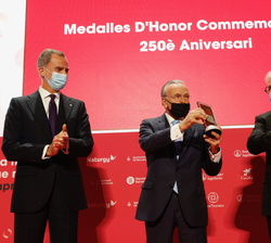 Su Majestad el Rey tras la entrega la Medalla de Honor Conmemorativa del 250º aniversario del Foment de Treball Nacional a Isidro Fainé, presidente de