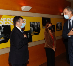 Su Majestad el Rey recibe el saludo del director de la Escuela Judicial, Jorge Jiménez