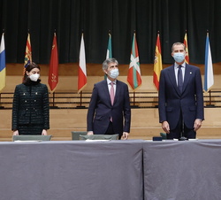 Su Majestad el Rey en la mesa presidencial acompañado por el presidente del Tribunal Supremo y del Consejo General del Poder Judicial, el presidente d