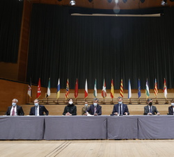 Su Majestad el Rey en la mesa presidencial da inicio al acto de entrega de despachos