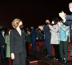 Doña Sofía accediendo al auditorio recibe la bienvenida del público asistente al acto