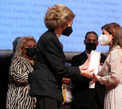 Doña Sofía entrega el X Premio Memoria, Dignidad y Justicia a Doña María Bringas y Doña Carmen Casa