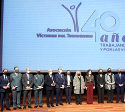 Fotografía de grupo de las autoridades, premiados y personalidades asistentes al acto