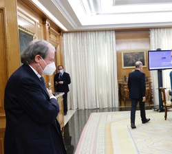 Sus Majestades los Reyes reciben el saludo del presidente de la Fundación Princesa de Girona, Francisco Belil Creixell
