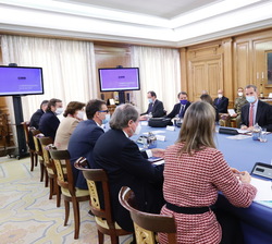 Sus Majestades los Reyes durante la celebración de la reunión con la comisión delegada de la FPdGi