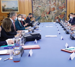 Don Felipe y Doña Letizia durante la reunión con la comisión delegada de la Fundación Princesa de Girona