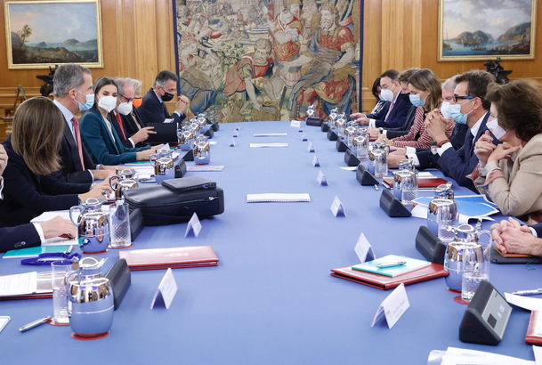 Don Felipe y Doña Letizia durante la reunión con la comisión delegada de la Fundación Princesa de Girona