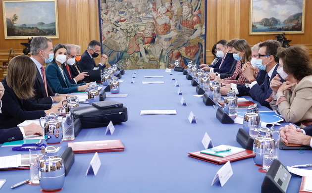 Don Felipe y Doña Letizia durante la reunión con la comisión delegada de la Fundación Princesa de Girona