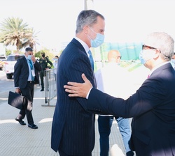Su Majestad el Rey es saludado por el Presidente de la República de Colombia, Iván Duque, a su llegada al Centro de Convenciones Puerta de Oro