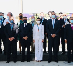 Don Felipe acompañado por las autoridades asistentes a ceremonia de entrega del World Peace & Liberty Award a la democracia colombiana en el 30º a