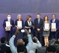 Fotografía de grupo de los galardonados con las medallas de honor de la WJA