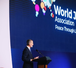 Su Majestad el Rey dirige unas palabras durante la ceremonia de entrega del World Peace & Liberty Award