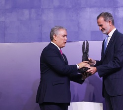 Don Felipe hace entrega al Presidente de la República de Colombia, Iván Duque, del World Peace & Liberty Award de la WJA