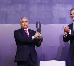 El Presidente de la República de Colombia, Iván Duque, tras recoger el World Peace & Liberty Award de la WJA de manos de Su Majestad el Rey