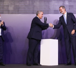 Don Felipe felicita al Presidente de la República de Colombia, Iván Duque, tras recibir el World Peace & Liberty Award de la WJA