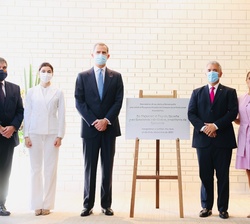 Su Majestad el Rey acompañado del Presidente de la República de Colombia, Iván Duque, y otras autoridades, ante una placa conmemorativa con motivo de 