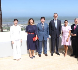Fotografía de grupo de Don Felipe y el Presidente de la República de Colombia, Iván Duque, y otras autoridades, durante su recorrido por la terraza de