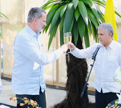 Su Majestad el Rey brinda con el Presidente de la República de Colombia