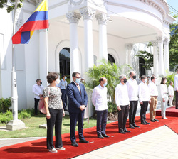 Don Felipe junto al Presidente de la República de Colombia y las autoridades durante la interpretación de los Himnos Nacionales
